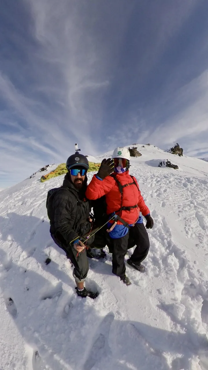 Pasajeros antes del vuelo en parapente en la cumbre nevada del Cerro Catedral, Bariloche